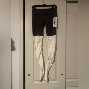 Alo yoga leggings size medium NWT